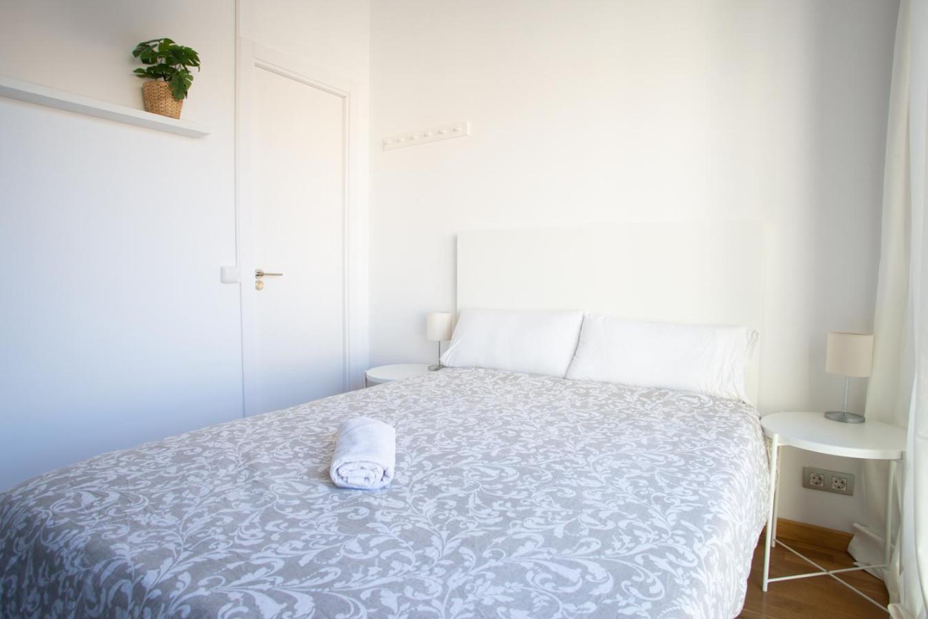 Private Rooms Near Las Ramblas Barcelona Exteriör bild